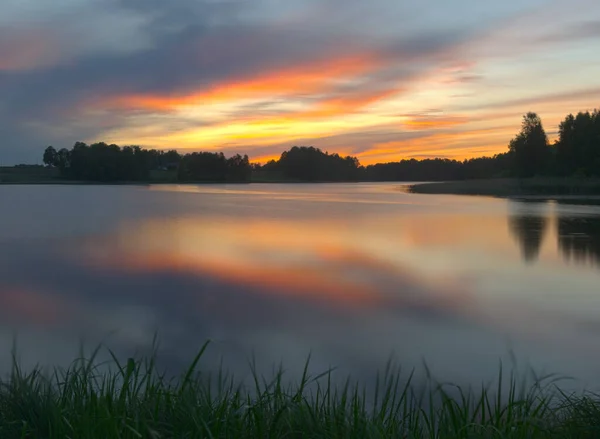 Rozmyty Widok Panoramiczny Kolorowy Zachód Słońca Nad Jeziorem Długotrwała Ekspozycja — Zdjęcie stockowe