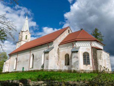 Tepede beyaz kiliseli bahar manzarası, beyaz kümülüs bulutlu güzel mavi gökyüzü, Trikata kilisesi, Letonya