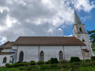 Tepede beyaz kiliseli bahar manzarası, beyaz kümülüs bulutlu güzel mavi gökyüzü, Trikata kilisesi, Letonya