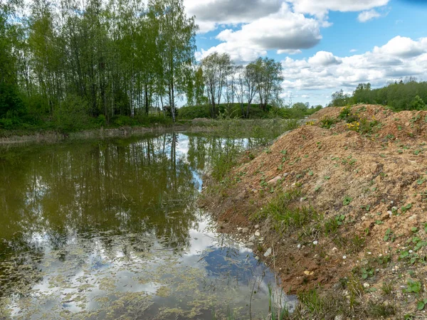 Landschap Met Een Visvijver Het Water Waarvan Kleurrijke Cumulus Wolken — Stockfoto