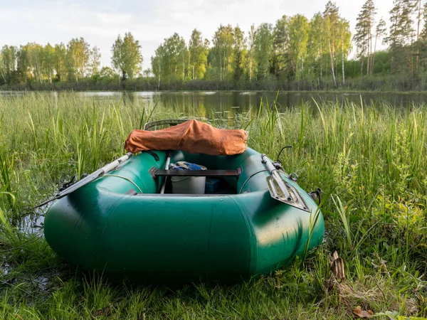 Paysage Été Avec Bateau Caoutchouc Vert Sur Rive Lac Matériel — Photo