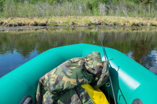 Uitzicht Het Meerlandschap Van Groene Rubberboot Naar Kust Vismateriaal Uitrusting — Stockfoto