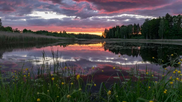 Chmury Zachodu Słońca Odbijają Się Spokojnej Lustrzanej Wodzie Jeziora Piękny — Zdjęcie stockowe