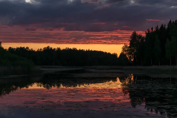 호수의 물에는 반사된다 반사되어 아름다운 — 스톡 사진