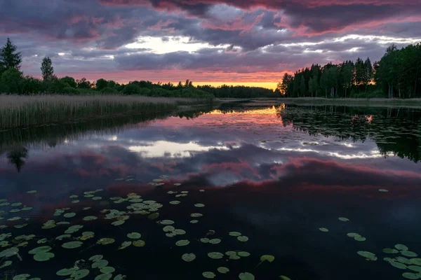 호수의 물에는 반사된다 반사되어 아름다운 — 스톡 사진