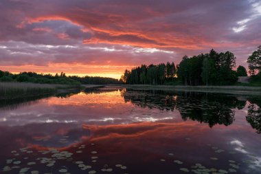 Arka planda gölün yansımaları olan güzel bir gün batımı. Gücün, enerjinin, barışın, uyumun ve sessizliğin harika yeri.