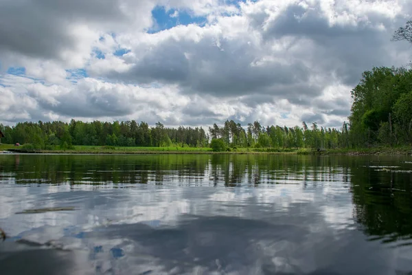 Hermoso Paisaje Verano Con Lago Reflejos Nubes Blancas Agua Siluetas — Foto de Stock