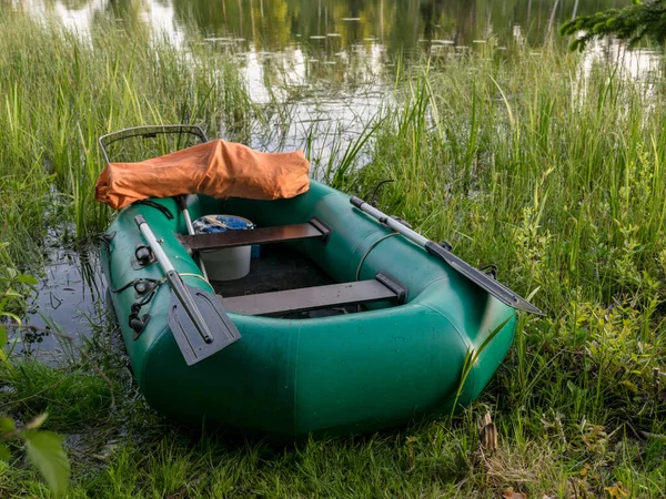 夏天的风景 湖岸上有一条绿色的橡皮船 — 图库照片