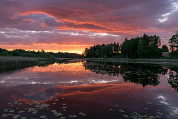 Schöner Sonnenuntergang Mit Spiegelungen Auf Dem See Hintergrund Ein Wunderbarer — Stockfoto