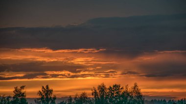Renkli bir günbatımı olan yaz manzarası çatıda, pencereden manzarası