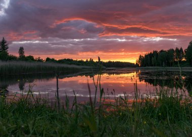 Arka planda gölün yansımaları olan güzel bir gün batımı. Gücün, enerjinin, barışın, uyumun ve sessizliğin harika yeri.