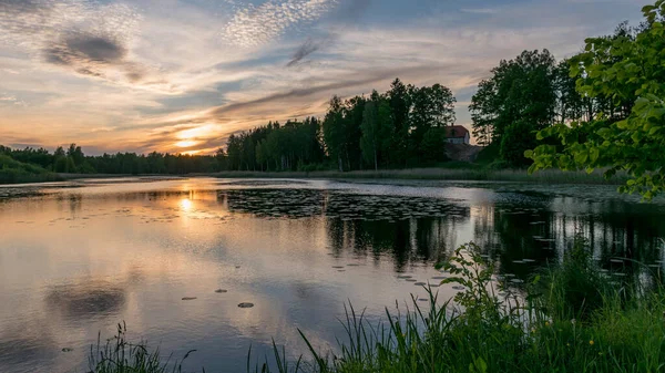 Gölün üzerinde güzel renkli günbatımının olduğu bir yaz resmi. Güç ve enerjinin, huzurun, uyumun ve sessizliğin olduğu harika bir yer.