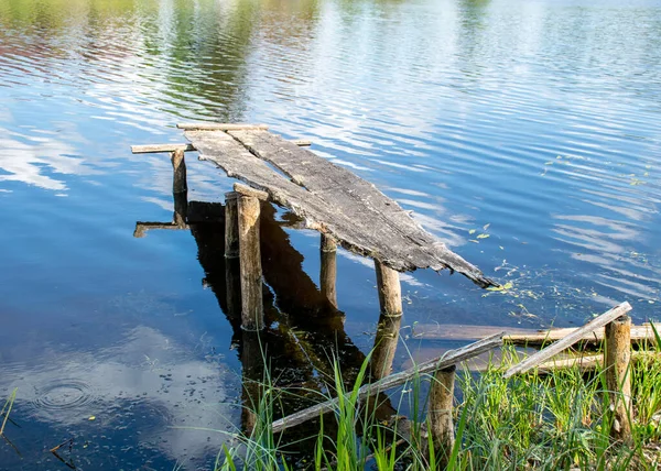 Paisagem Verão Com Uma Velha Passarela Madeira Pequeno Lago Florestal — Fotografia de Stock