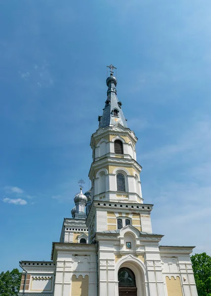 Foto Con Fragmento Una Iglesia Ortodoxa Stameriena Letonia Día Soleado — Foto de Stock