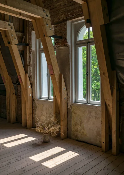 Bild Mit Holzbalken Und Fenstern Dachgeschoss Blick Aus Dem Fenster — Stockfoto