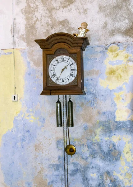 Picture Old Wooden Clock Wall Old Castle Room — Stock Photo, Image