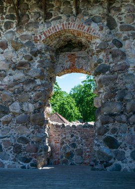 Taştan kale harabeleri ve hasarlı pencereli yaz manzarası, Limbazi, Letonya