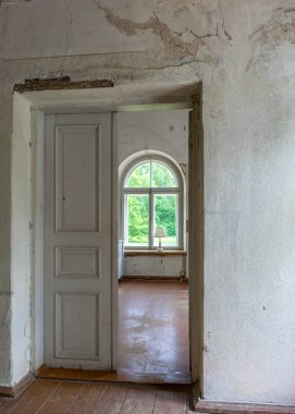 Duvarında pencere olan bir fotoğraf, dışarıdan gelen ışık, farklı gölgeler.