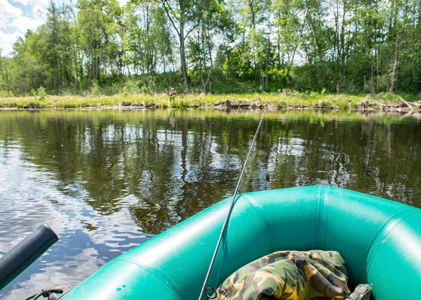 Utsikt Över Sjölandskapet Från Den Gröna Gummibåten Till Stranden Fiske — Stockfoto
