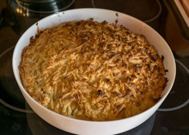 Beyaz bir fırın kasesi ve içinde hazır bir pasta olan bir resim.