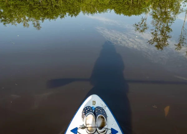 Vue Planche Padlle Debout Sur Rivage Une Petite Rivière Sauvage — Photo