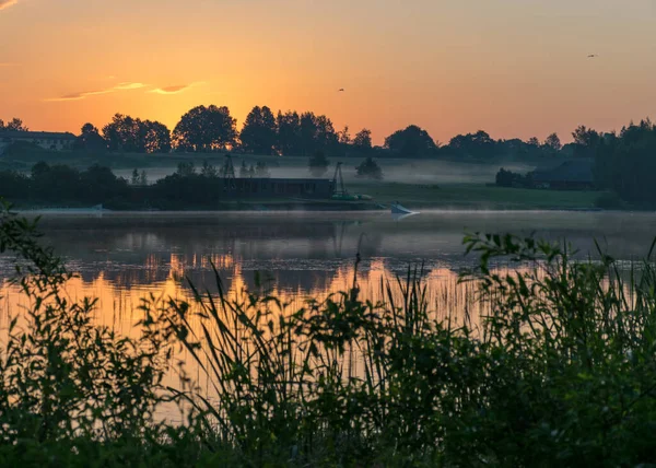 Tidigt Morgonen Landskap Med Sjö Grönt Gräs Förgrunden Soluppgång Sjön — Stockfoto
