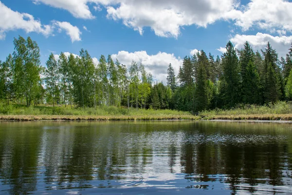 Beau Paysage Été Avec Lac Nuages Blancs Reflets Dans Eau — Photo