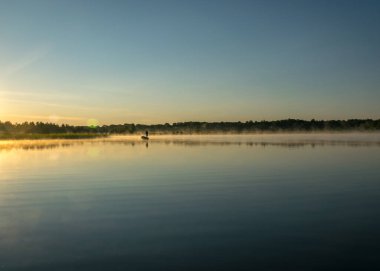 Gölde sabahın erken saatlerinde sisli bir hava. Güzel duvar kağıtları. Gölde gizemli bir sis, yaz gündoğumu, Suurlaht, Lahekla, Saaremaa County, Estonya