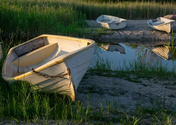 Naplemente Táj Csónakokkal Partján Nyugodt Víz Gyönyörű Gondolatok Nyár — Stock Fotó