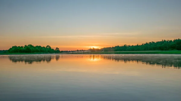 Foggy Väder Tidigt Morgonen Sjön Vackra Tapeter Mystisk Dimma Vibrerar — Stockfoto