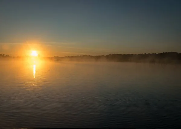 안개낀 날씨가 호수에서 아름다운 안개가 호수에서 진동하고 수라흐트 에스토니아 — 스톡 사진