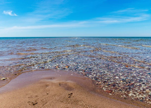 Tradicional Paisaje Soleado Verano Con Promontorio Arena Guijarros Mar Azul —  Fotos de Stock