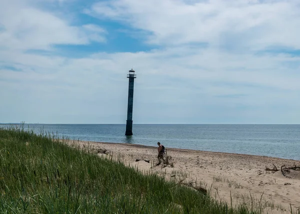 伝統的な日当たりの良い夏の風景と砂と泥炭地の岬 緑の砂丘草 背景に傾斜したKiipsaare灯台を放棄しました ハリリッド自然保護区 エストニア バルト海 — ストック写真