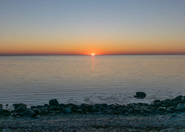 Hermoso Paisaje Del Atardecer Una Playa Rocosa Tradicional Isla Saaremaa —  Fotos de Stock