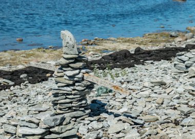 Deniz kenarında güzel beyaz taş yığınları olan bu nesneler gezginler tarafından yapıldı, Saaremaa Adası, Estonya
