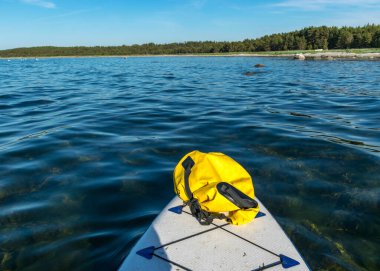 Kürek tahtasından, güzel ve pitoresk Baltık Denizi kıyısına kayalar, Saaremaa Adası, Estonya