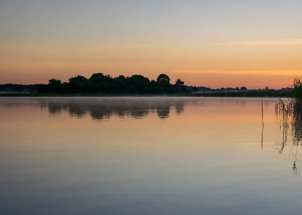 Tempo Nebuloso Início Manhã Lago Belos Papéis Parede Uma Névoa — Fotografia de Stock