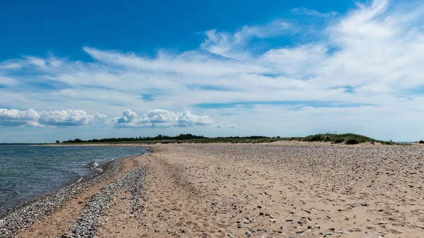 Tradicional Paisaje Soleado Verano Con Promontorio Arena Guijarros Mar Azul — Foto de Stock