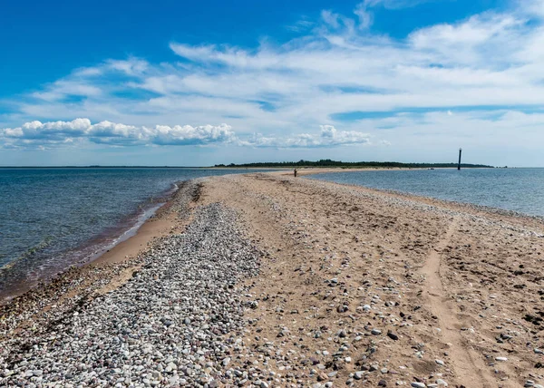 砂と小石の岬 青い海と空 ハリリッド自然保護区 エストニア バルト海と伝統的な日当たりの良い夏の風景 — ストック写真