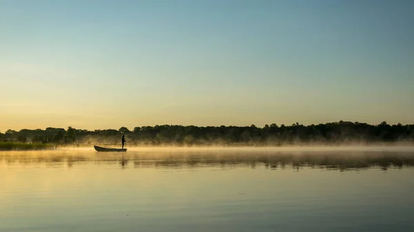 Foggy Väder Tidigt Morgonen Sjön Vackra Tapeter Mystisk Dimma Vibrerar — Stockfoto