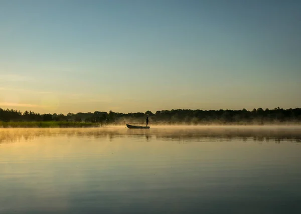 안개낀 날씨가 호수에서 아름다운 안개가 호수에서 진동하고 수라흐트 에스토니아 — 스톡 사진