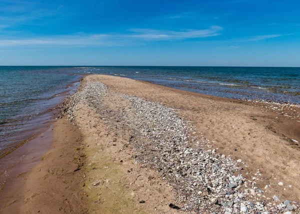 Tradicional Paisaje Soleado Verano Con Promontorio Arena Guijarros Mar Azul —  Fotos de Stock