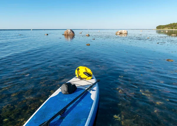 Kürek tahtasından, güzel ve pitoresk Baltık Denizi kıyısına kayalar, Saaremaa Adası, Estonya