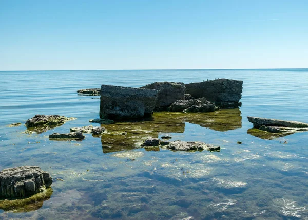 Sonnige Sommerlandschaft Mit Felsigem Meeresufer Überreste Einer Alten Betonstruktur Wasser — Stockfoto
