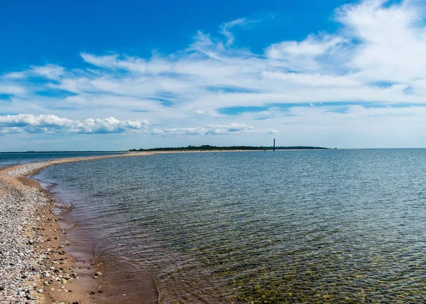 砂と小石の岬 青い海と空 ハリリッド自然保護区 エストニア バルト海と伝統的な日当たりの良い夏の風景 — ストック写真