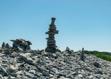 Deniz kenarında güzel beyaz taş yığınları olan bu nesneler gezginler tarafından yapıldı, Saaremaa Adası, Estonya