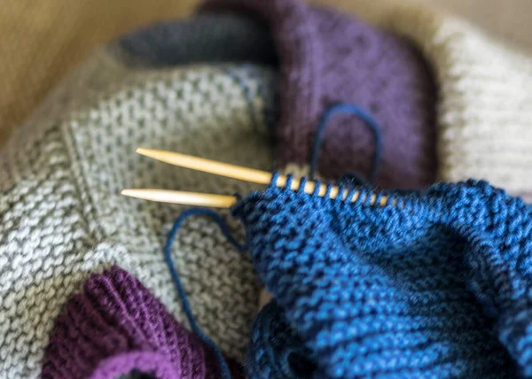 뜨개질 스웨터를 뜨개질 바늘과 근접촬영 — 스톡 사진