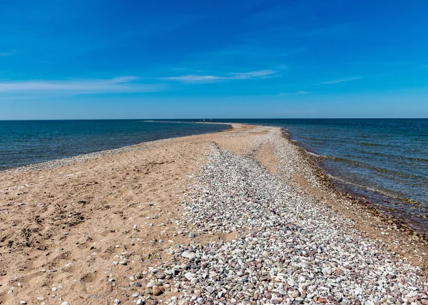 Traditionelle Sonnige Sommerlandschaft Mit Sand Und Kieselvorland Blauem Meer Und — Stockfoto