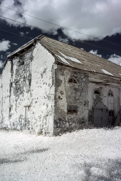 Podczerwień Surrealistyczny Krajobraz Stare Domy Podczerwień Zdjęcie Niesamowitej Natury Śnieżnego — Zdjęcie stockowe