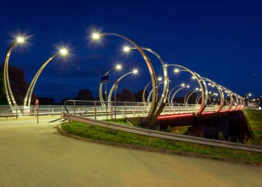 Gölü kaplayan beyaz gümüş bulutlu güzel bir gece manzarası bulanık bir ön plan göl suyunda büyüleyici bulut yansımaları, yaz gecesi